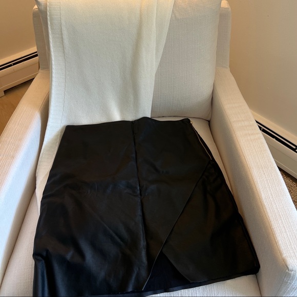 Club Monaco black, leather skirt with gold zipper and asymmetric hem line - Picture 4 of 5